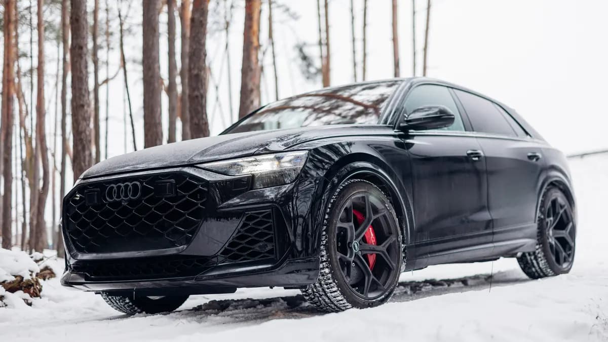 Czarne Audi zimowe opony na śniegu