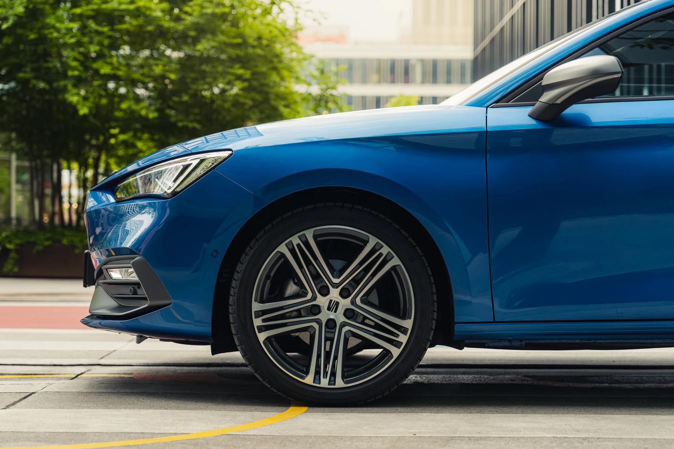 SEAT Leon niebieski
