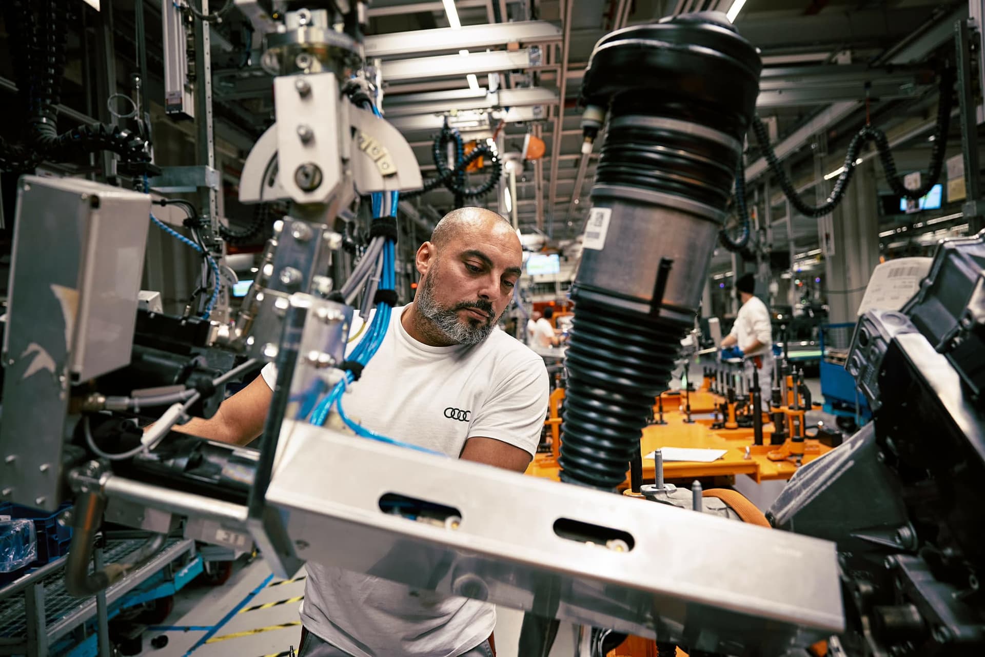 Pracownik serwisu w trakcie pracy