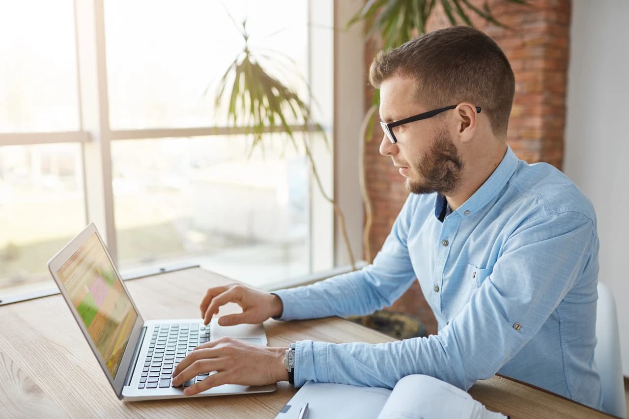 Mężczyzna pracujący na laptopie