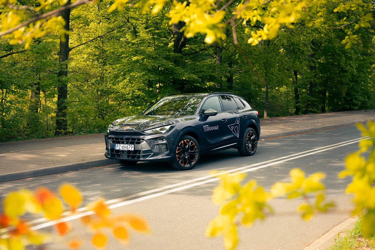 CUPRA Terramar na drodze w wiosennej scenerii