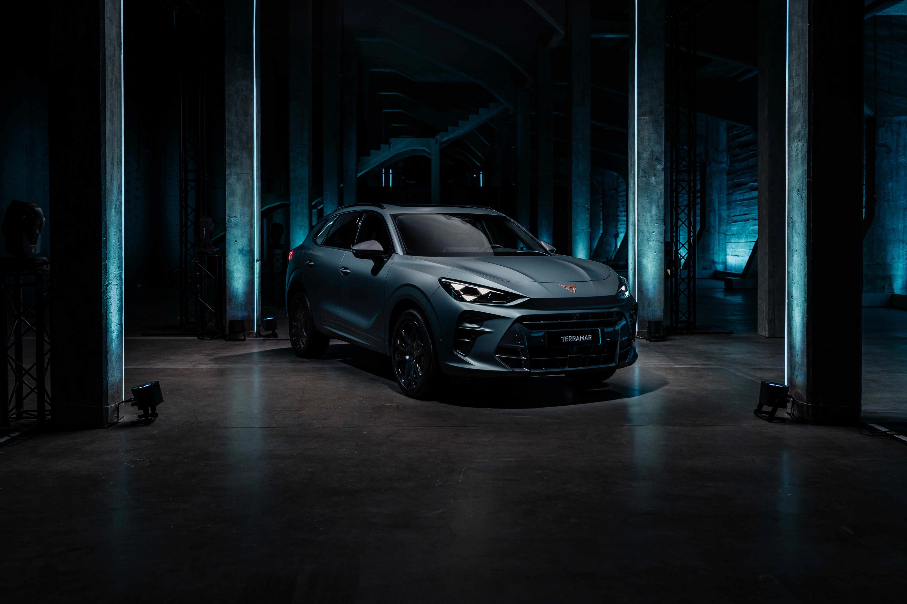 Nowa CUPRA Terramar w centralnym punkcie zaciemnionego magazynu