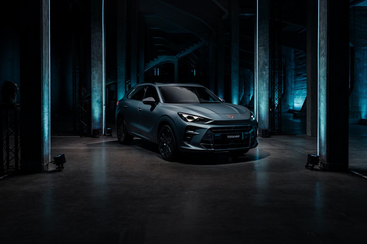Nowa CUPRA Terramar w centralnym punkcie zaciemnionego magazynu