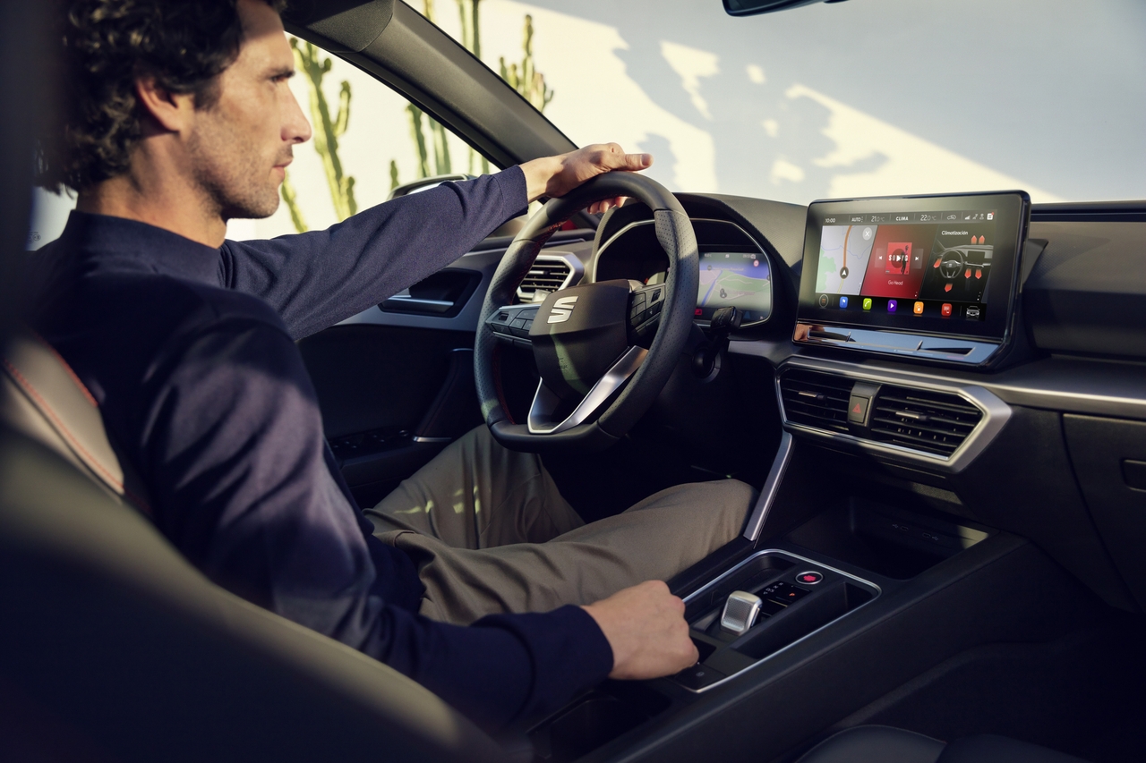 Mężczyzna w fotelu kierowcy sprawdzający trasę w nawigacji SEATA