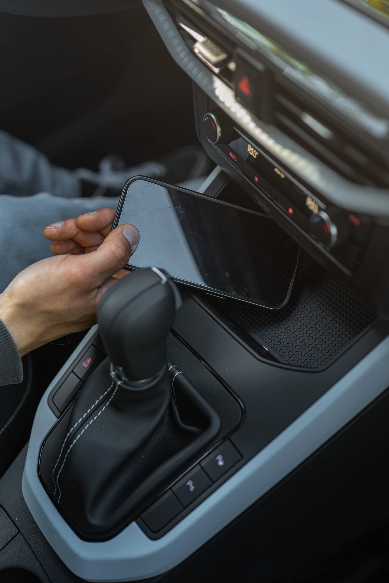 Miejsce do ładowania telefonu w SEACIE Arona