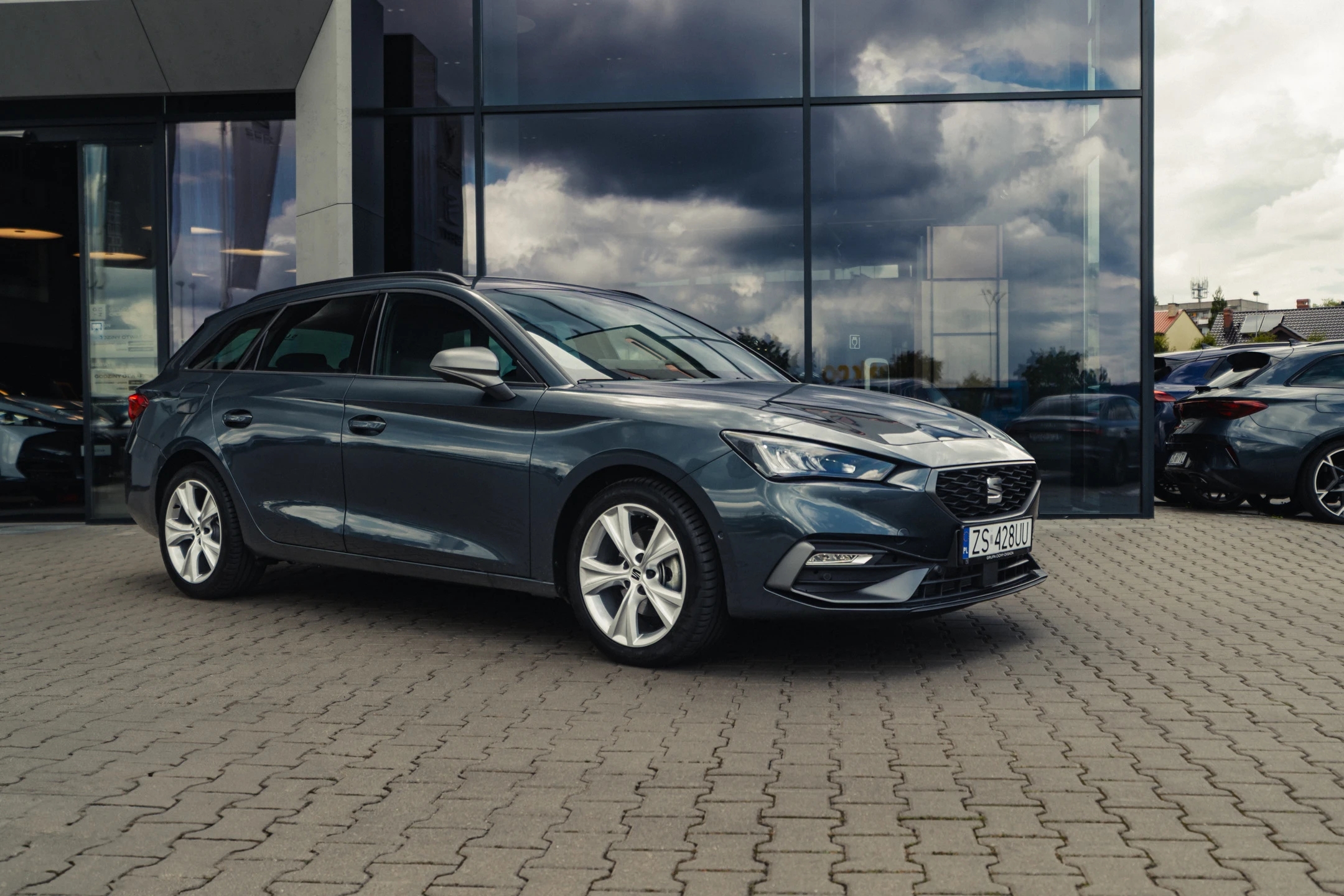 SEAT Leon Sportstourer przed salonem SEATA na ul. Południowej w Szczecinie