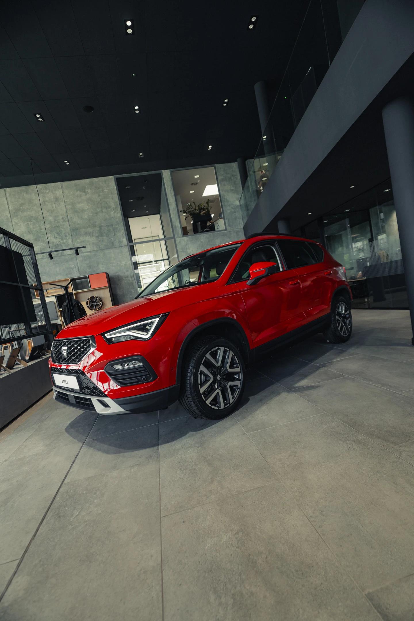 Czerwony SEAT na ekspozycji wewnątrz salonu SEATA na ul. Południowej 6 w Szczecinie