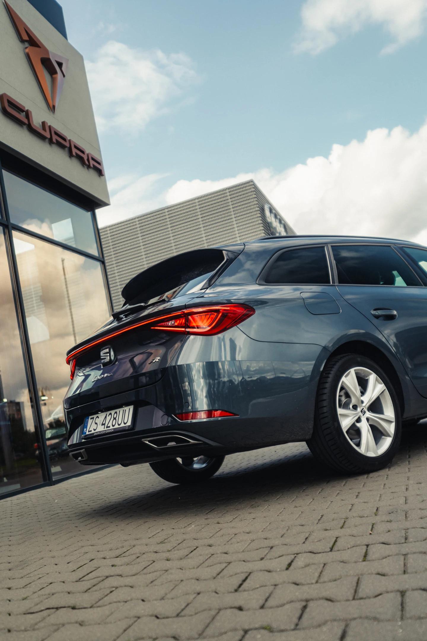 SEAT Leon Sportstourer przed salonem SEATA na ul. Południowej 6 w Szczecinie