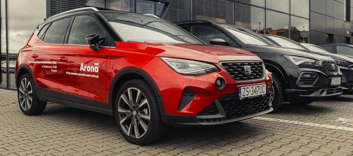 Samochody przed wejściem do salonu SEAT