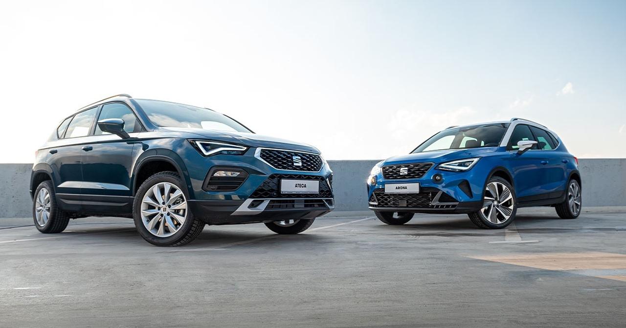 SEAT Arona i Ateca na tle betonowego parkingu