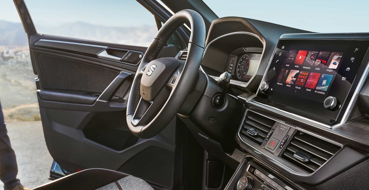 Wnętrze SEATA z wyeksponowaną kierownicą i systemem infotainment