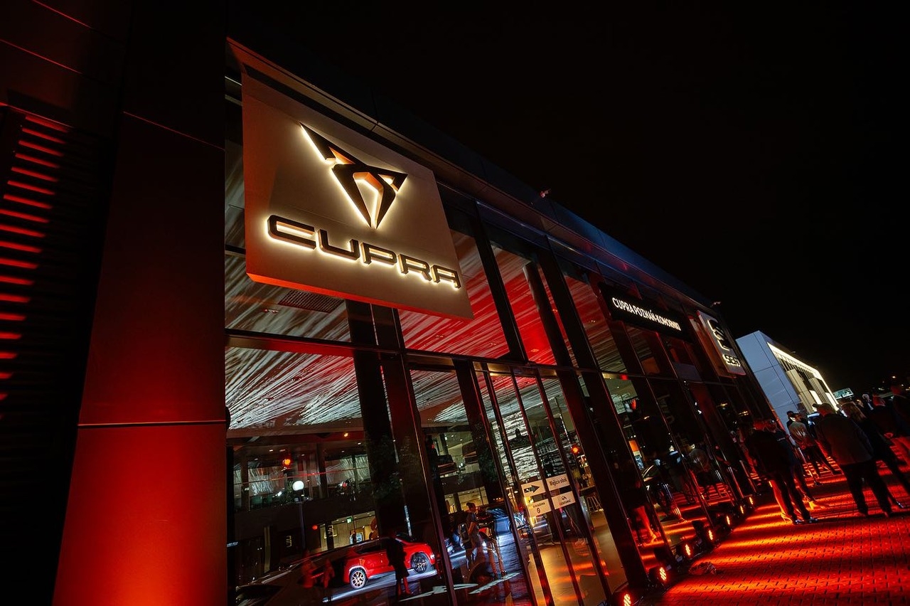 Oświetlone wejście do CUPRA Studio Poznań-Komorniki