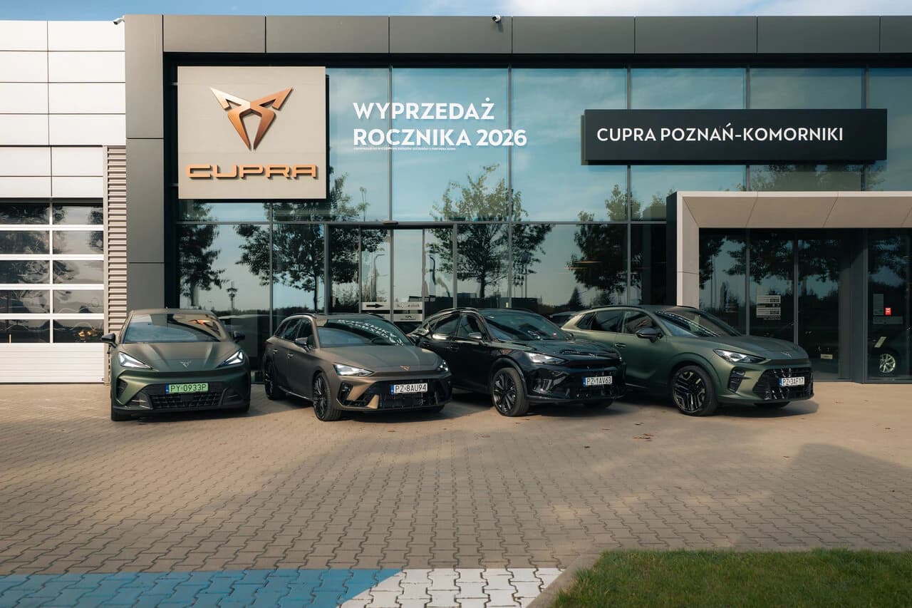 Wejście główne do salonu CUPRA Poznań Komorniki