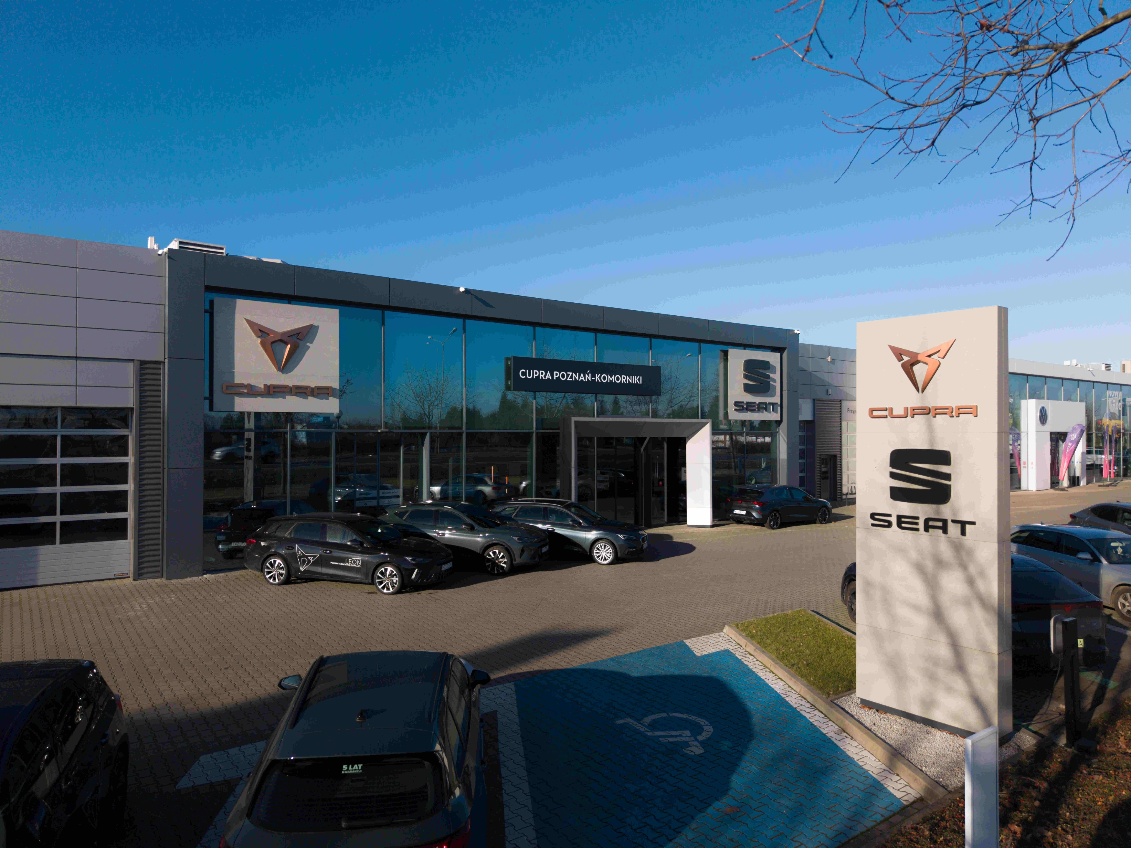 Wejście główne do CUPRA Studio Poznań-Komorniki