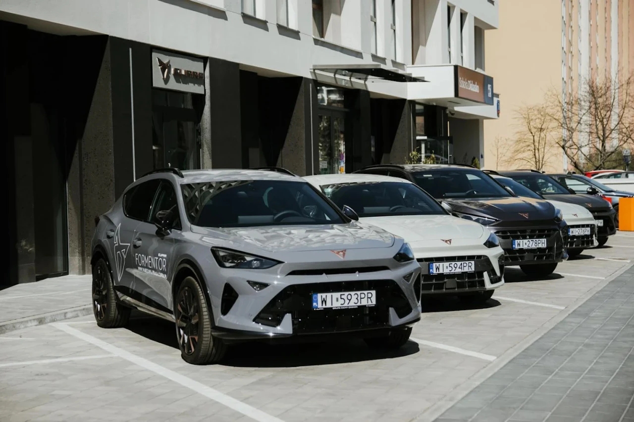 Wejście główne do salonu CUPRA Warszawa Praga przy ul. Ostrobramskiej 76