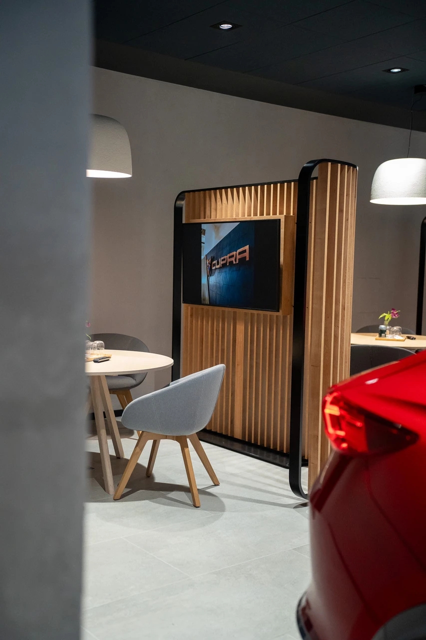 Przestrzeń do obsługi klienta w salonie CUPRA Warszawa Praga przy ul. Ostrobramskiej 76