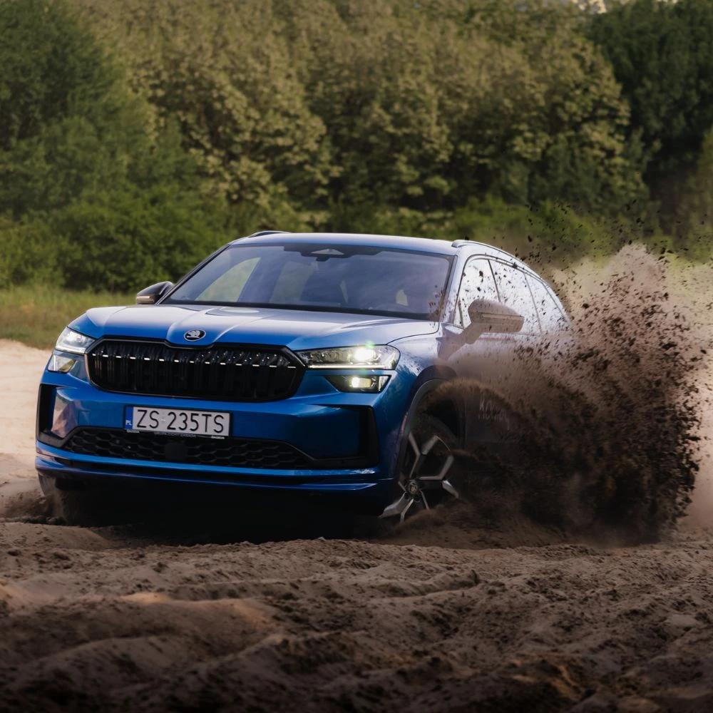 Skoda model Kodiaq sprawdzająca swoje możliwości na nieutwardzonej drodze