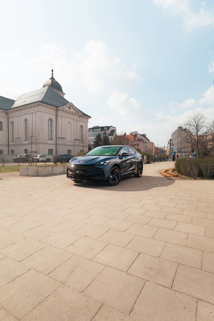 Elektryczna CUPRA Tavascan  w centrum miasta