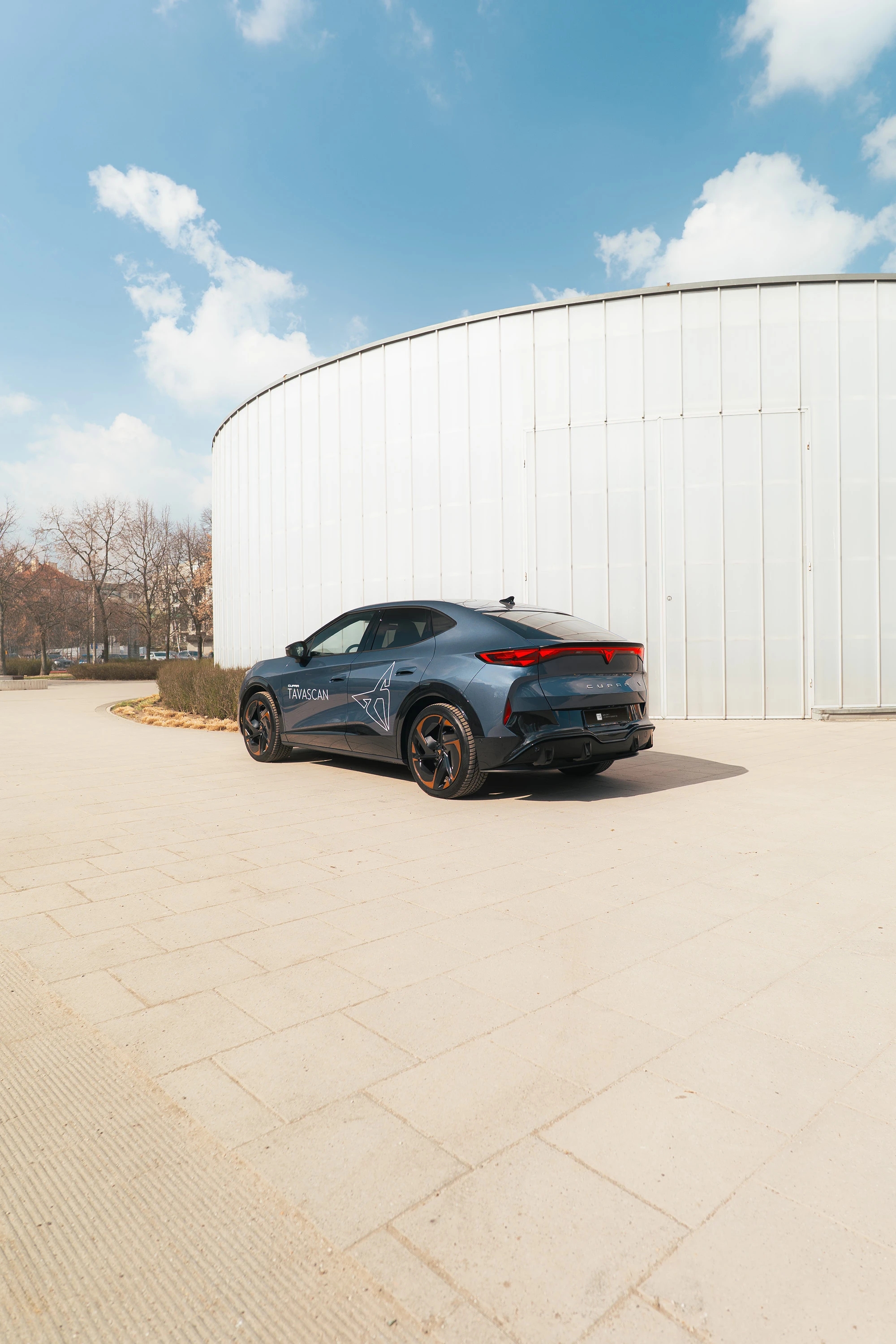 Nowa elektryczna CUPRA Tavascan na tle gazowni w centrum Poznania