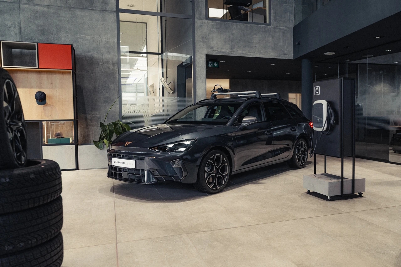 CUPRA Leon Sportstourer na ekspozycji w salonie CUPRA Studio Szczecin przy ulicy Południowej 6