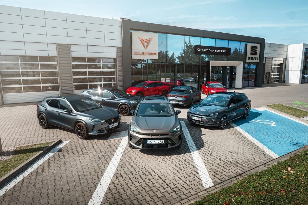 Modele UPRY przed wejściem głównym do salonu CUPRA Poznań Komorniki