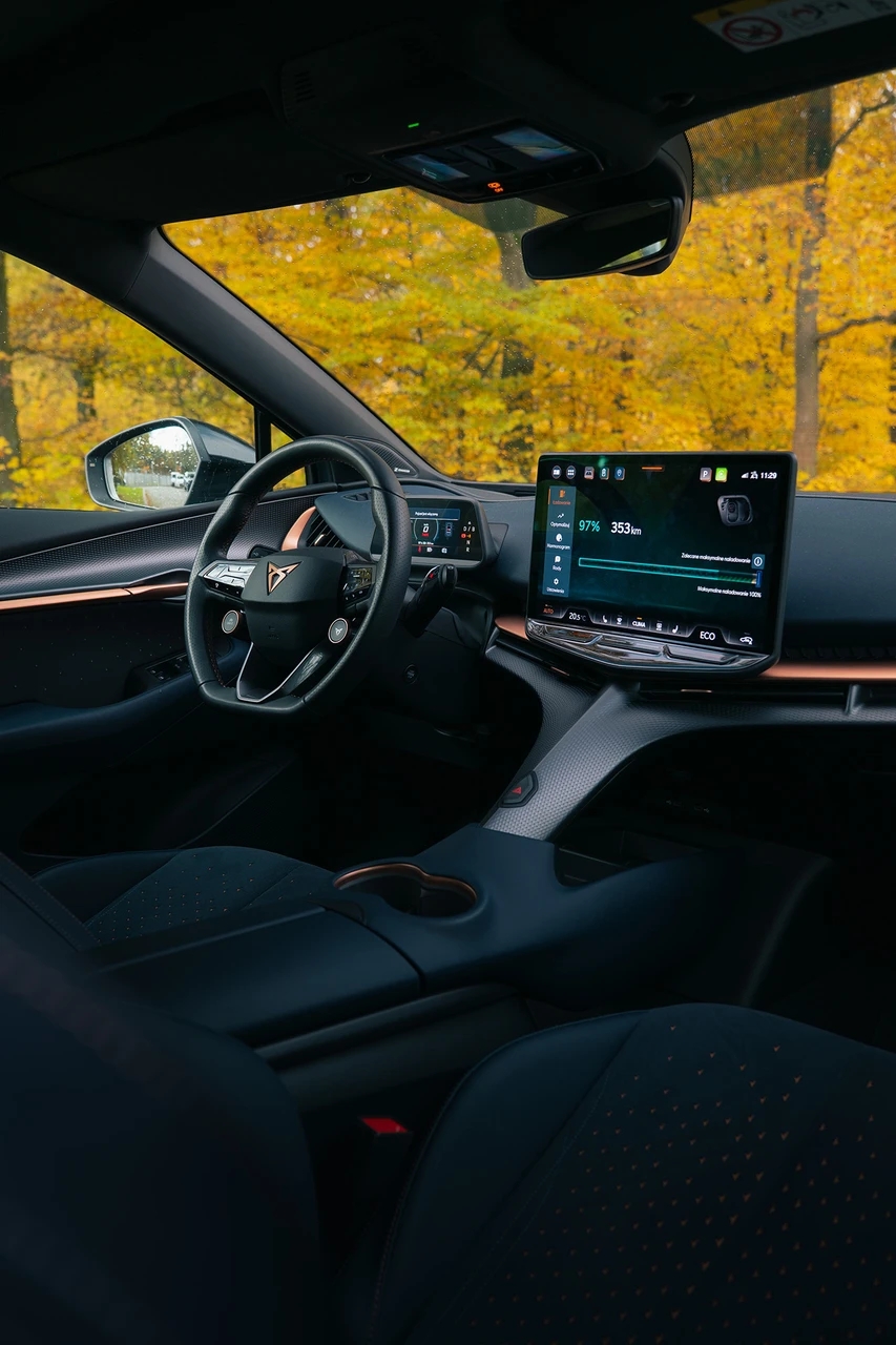 Wnętrze CUPRY Tavascan VZ w jesiennym parku