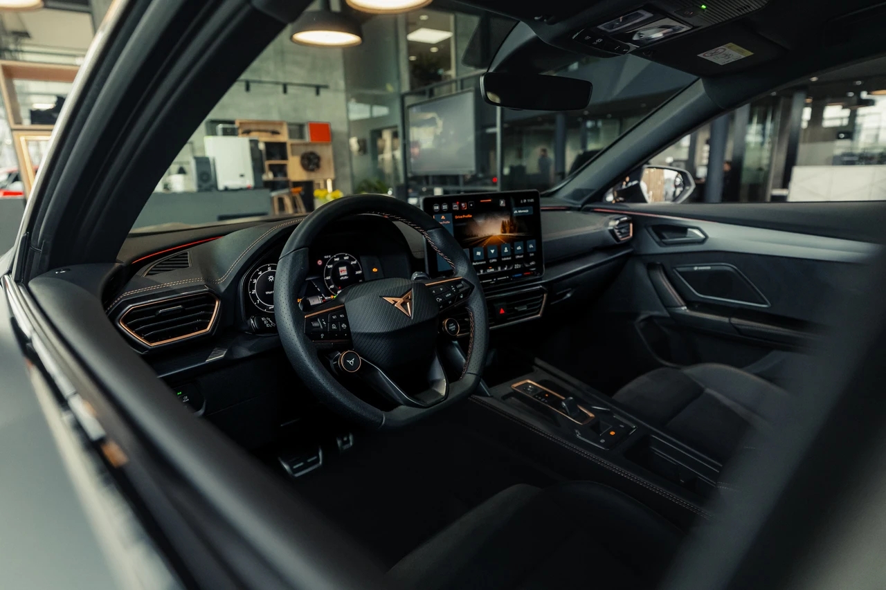 Wnętrze nowej CUPRY Formentor wystawionej w CUPRA Studio Szczecin przy ulicy Południowej 6