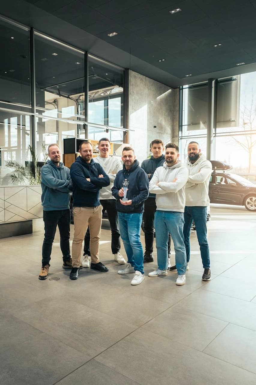 Zespół doradców w salonie SEAT Poznań Komorniki ze statuetką Dealera Roku 2025