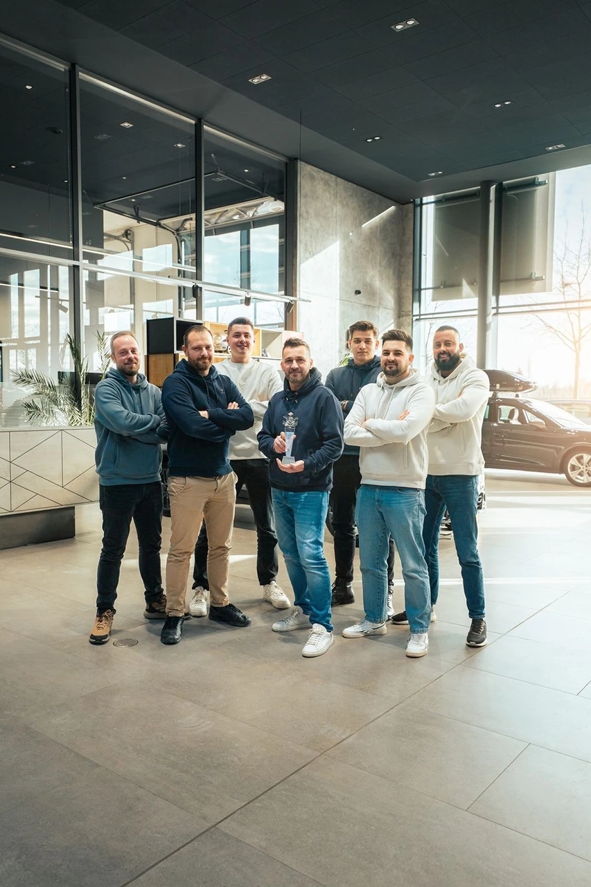 Zespół doradców w salonie SEAT Poznań Komorniki ze statuetką Dealera Roku 2025
