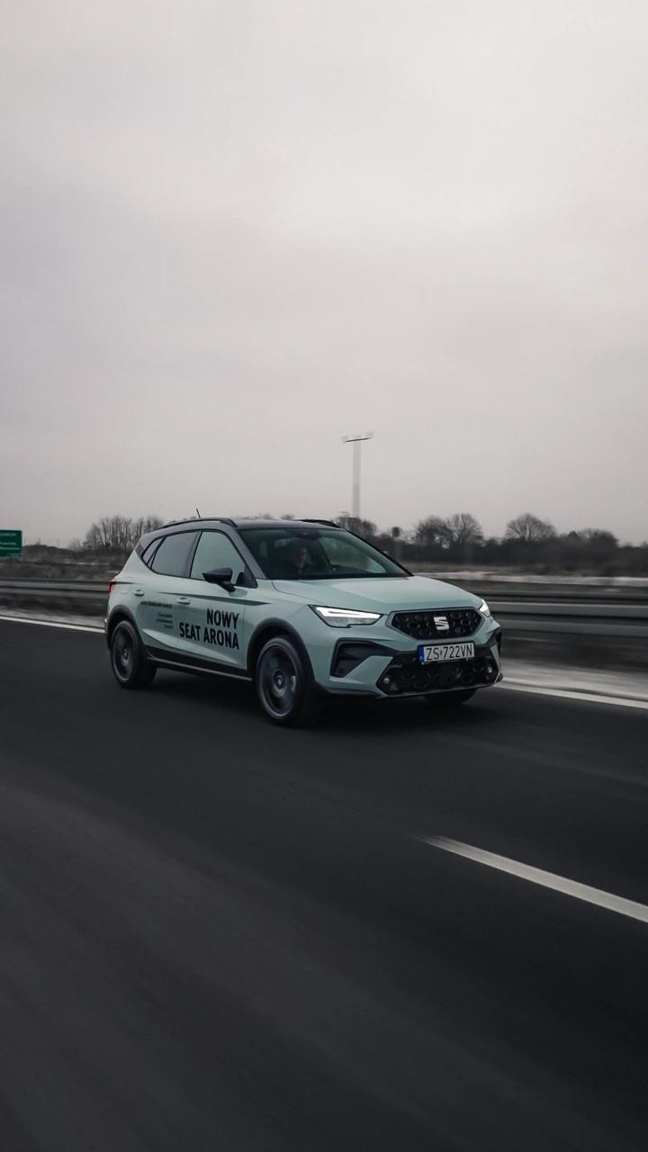 Nowy SEAT Arona na drodze krajowej w Szczecinie