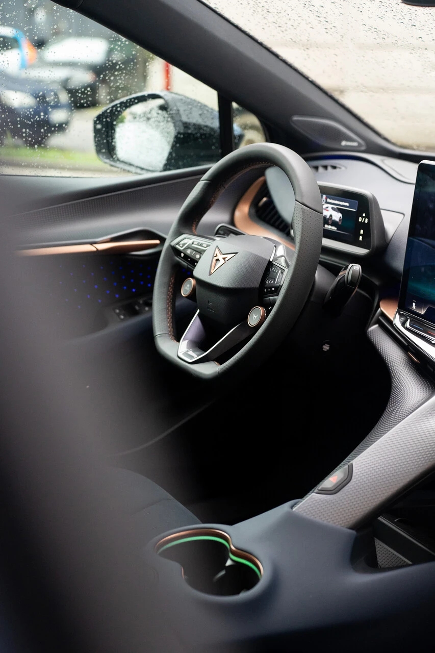 Zbliżenie na kokpit kierowcy wewnątrz CUPRY