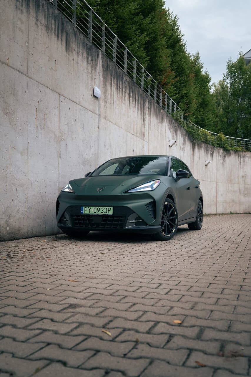 Nowa elektryczna CUPRA Raval na tle surowego minimalistycznego muru