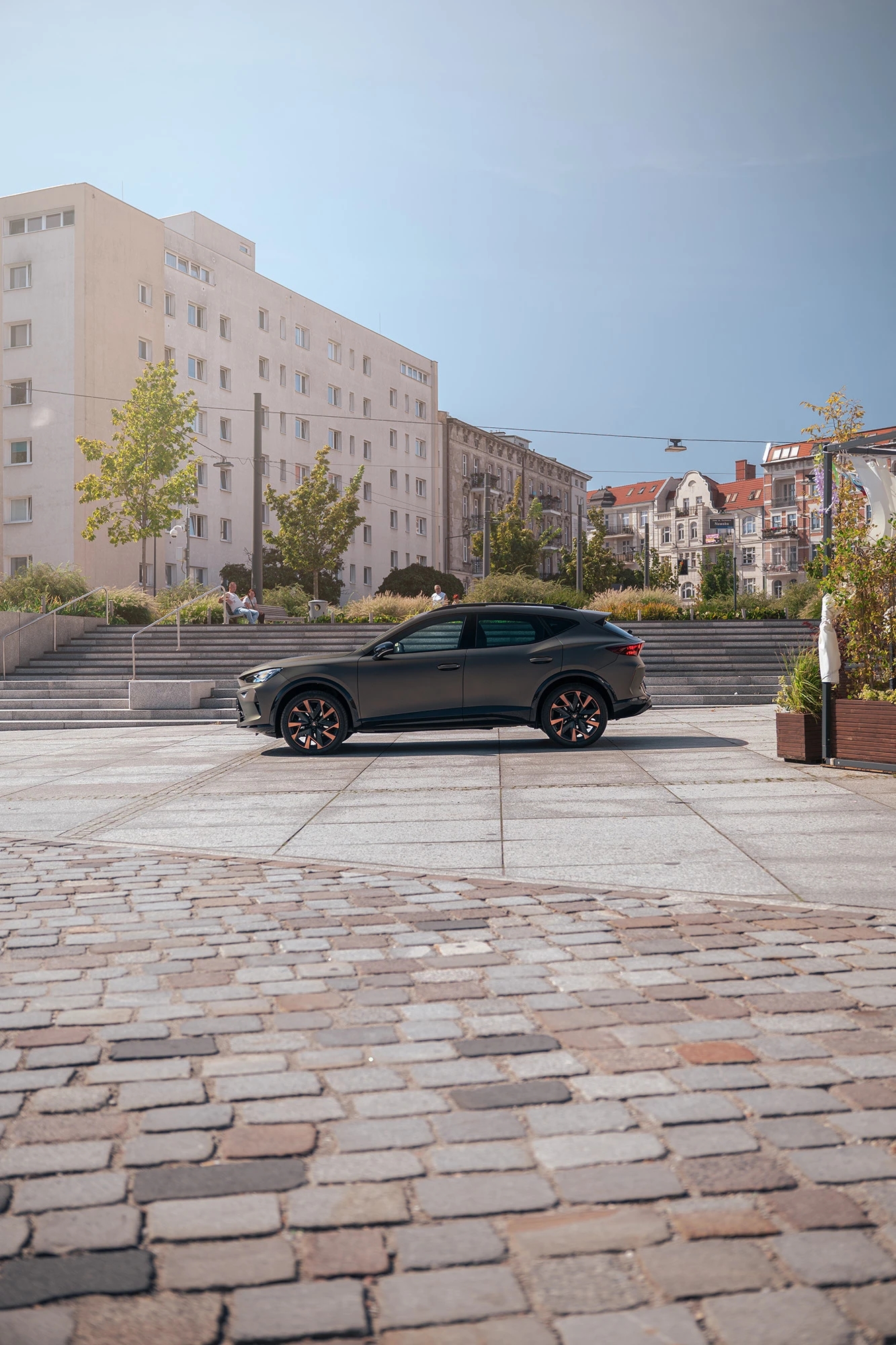 Nowa CUPRA Formentor na tle bloków i kamienic w centrum miasta