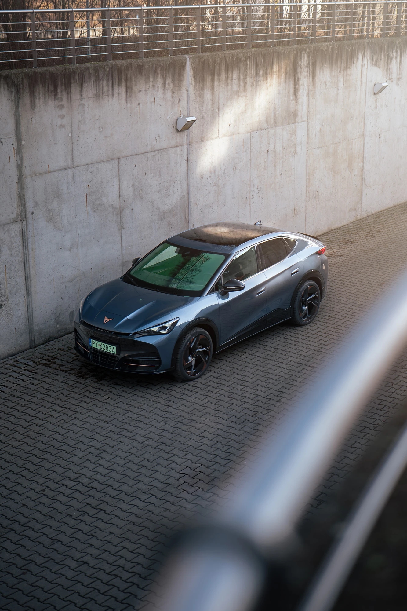 Nowa elektryczna CUPRA Tavascan na minimalistycznym tle w szarym kolorze