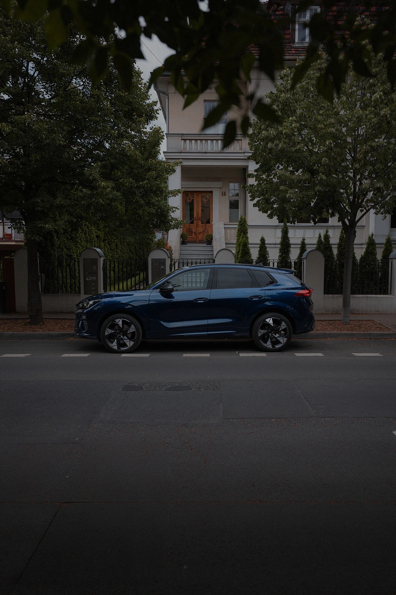 Nowa CUPRA Terramar na parkingu miejskim w centrum