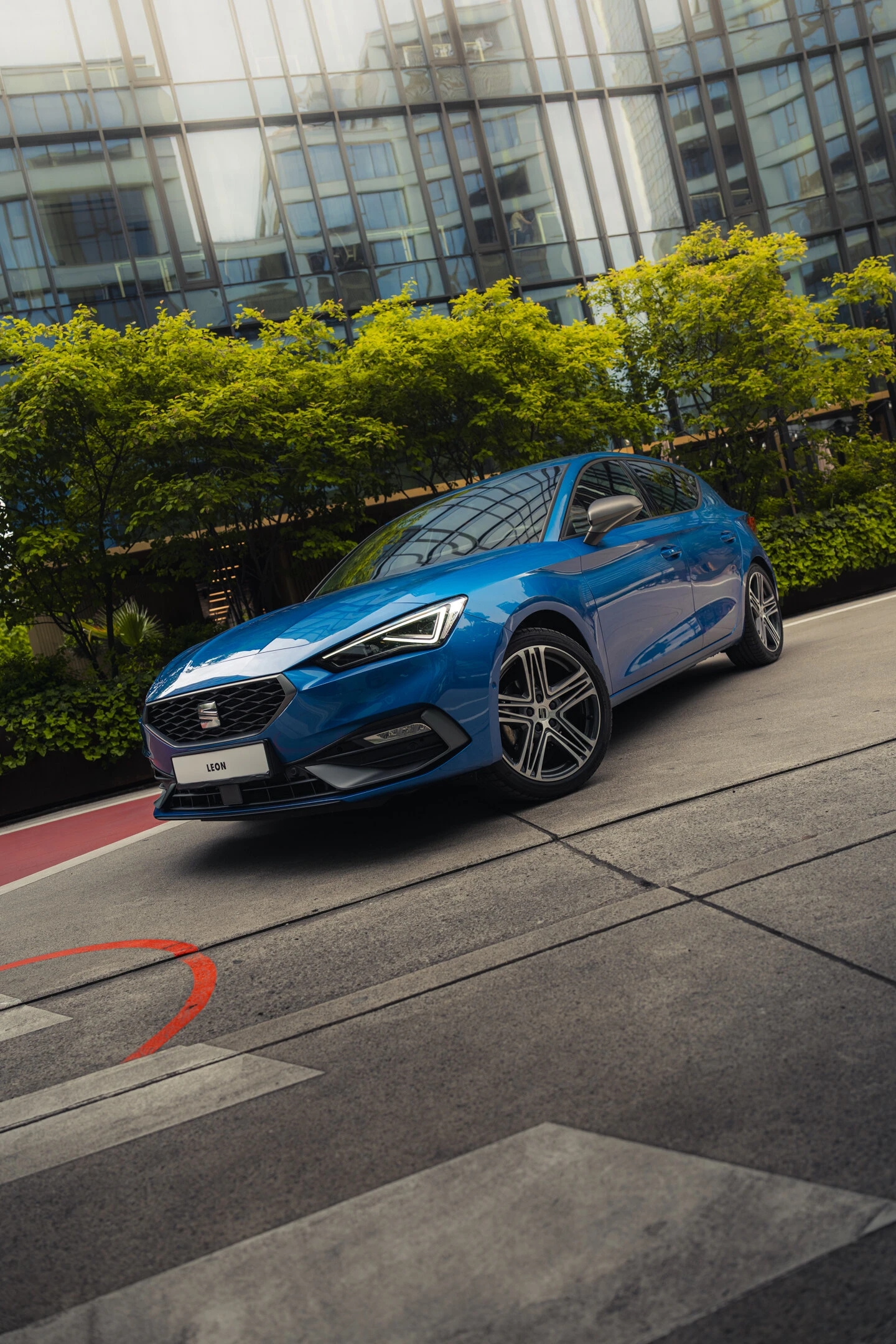 Nowy SEAT Leon Sportstourer niebieski w mieście