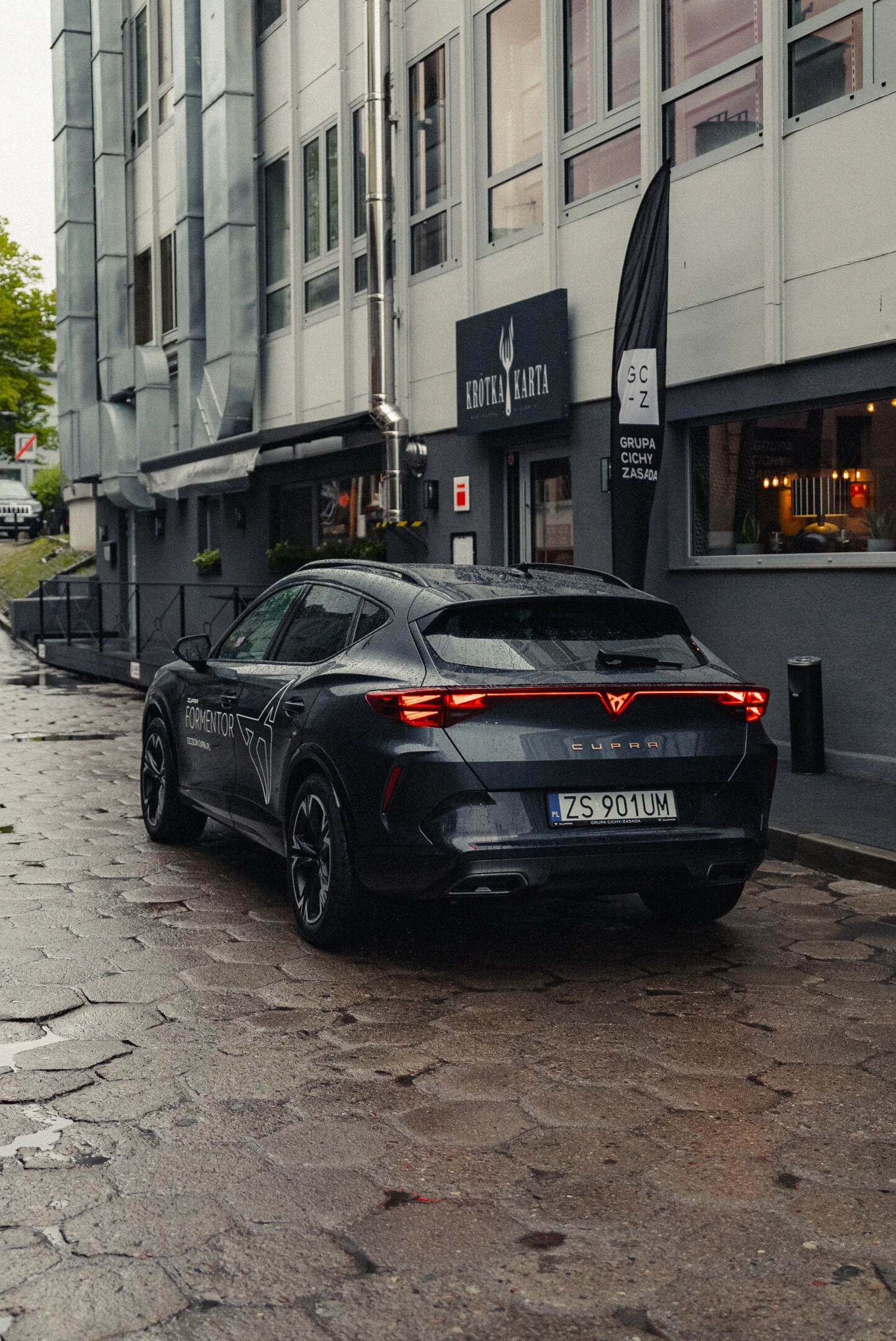 Czarna CUPRA Formentor w centrum Koszalina