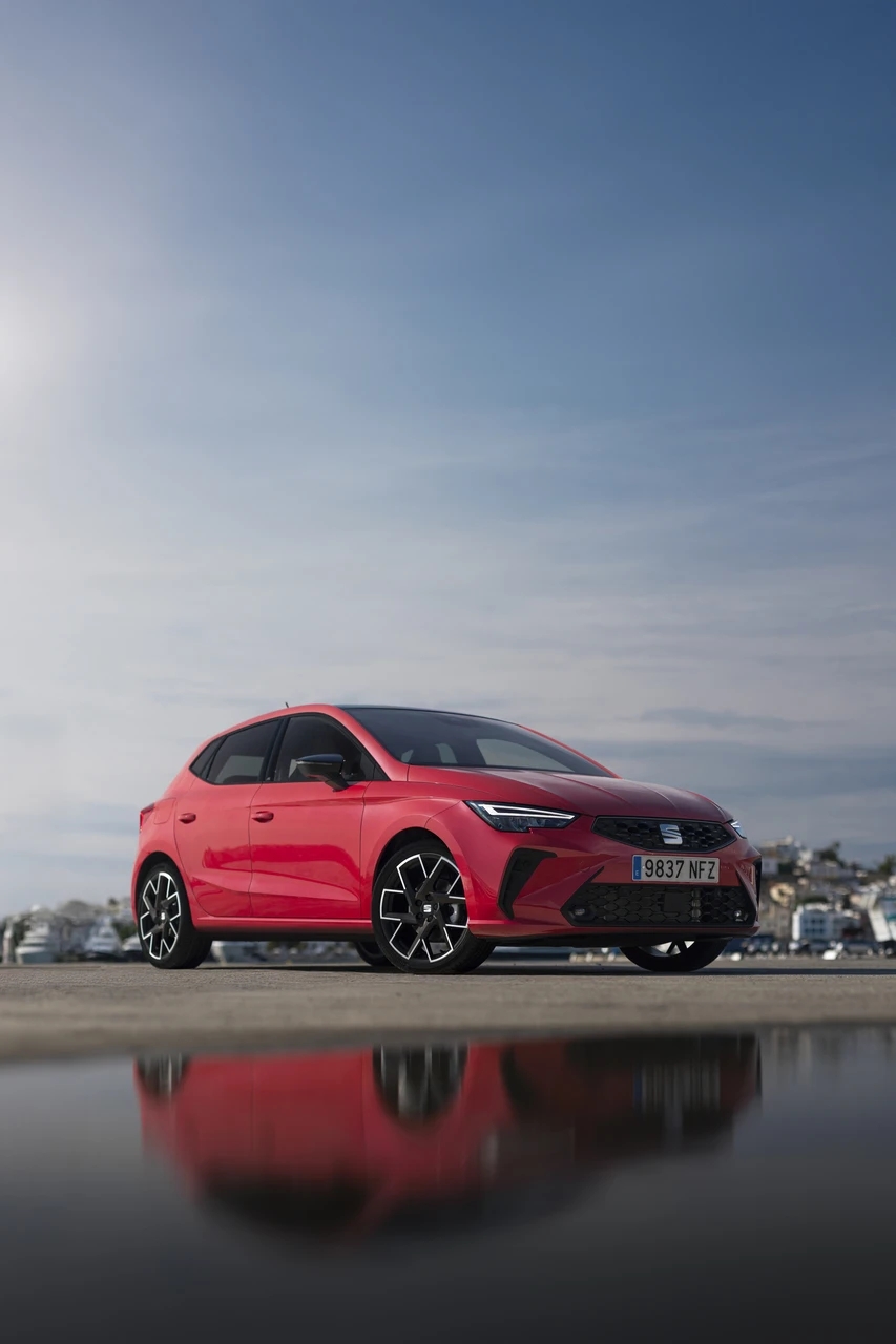 Nowy SEAT Ibiza na tle hiszpańskiego miasteczka na wyspie