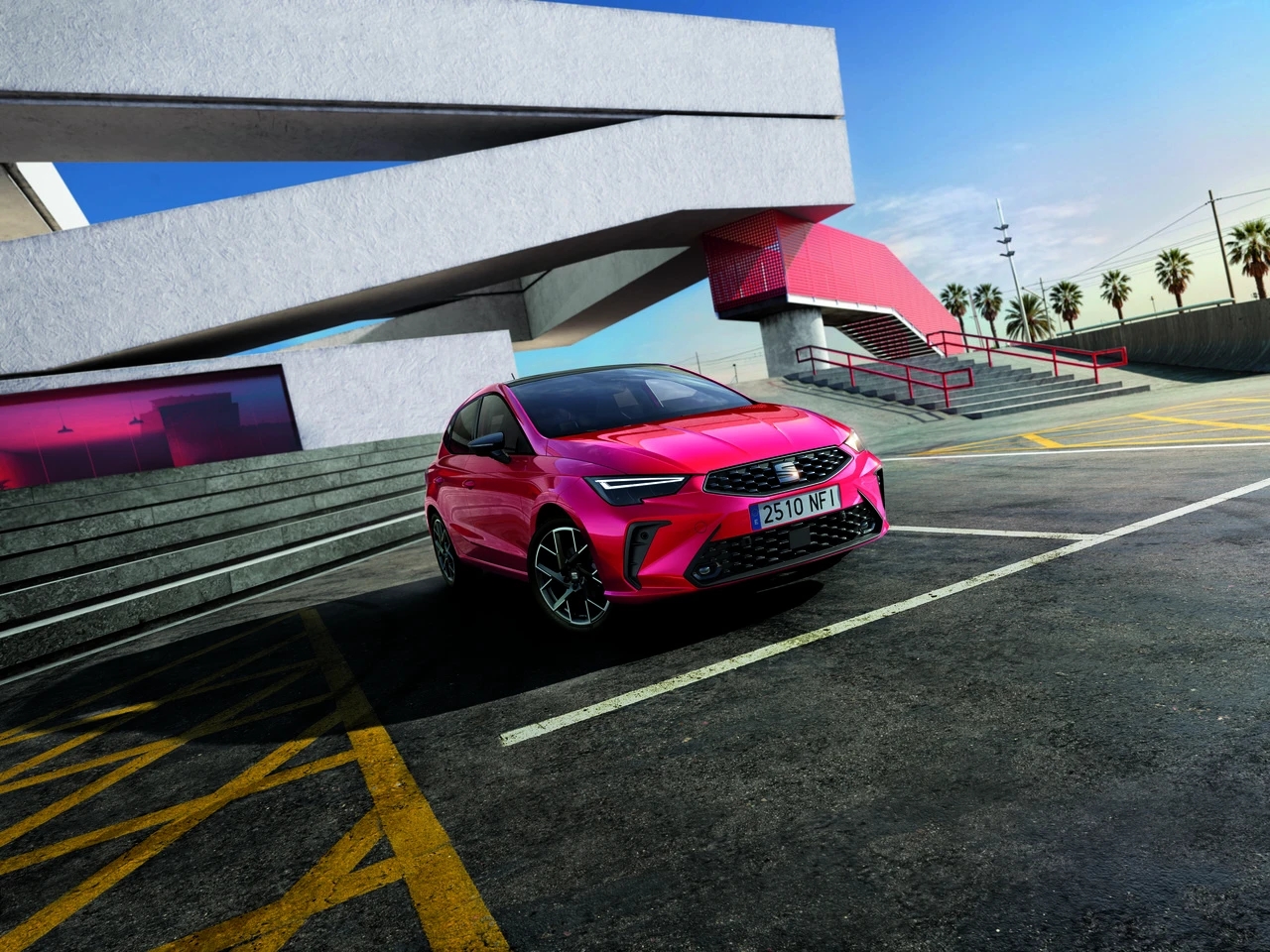 Nowy SEAT Ibiza na barwnym parkingu