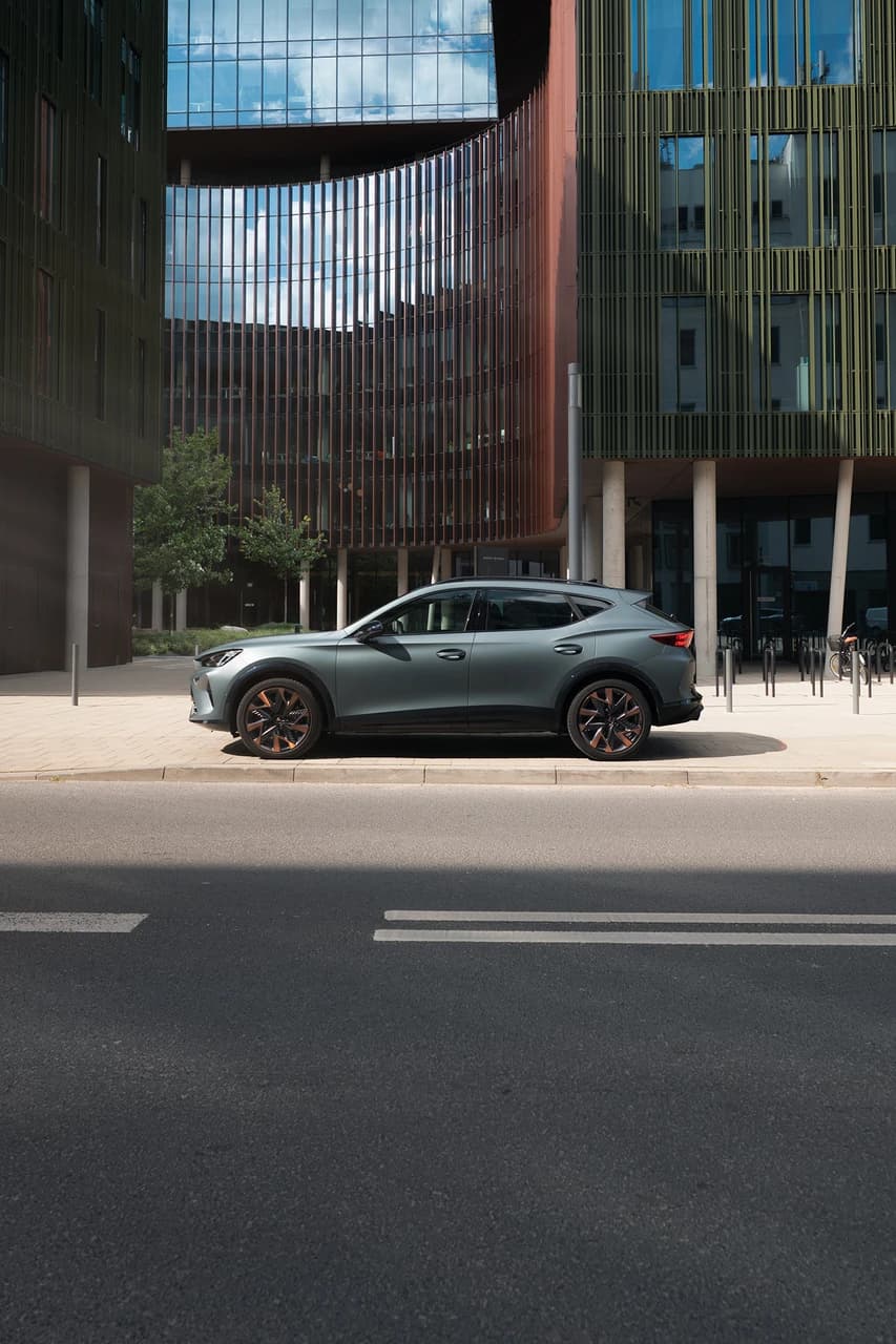 CUPRA Formentor zaparkowana przed nowoczesnym biurowcem w centrum Poznania