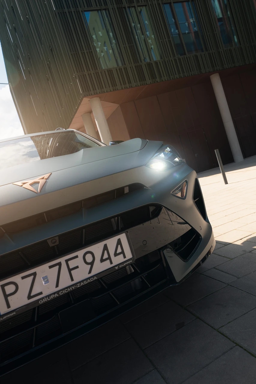 Zbliżenie na maskę nowej CUPRY Formentor