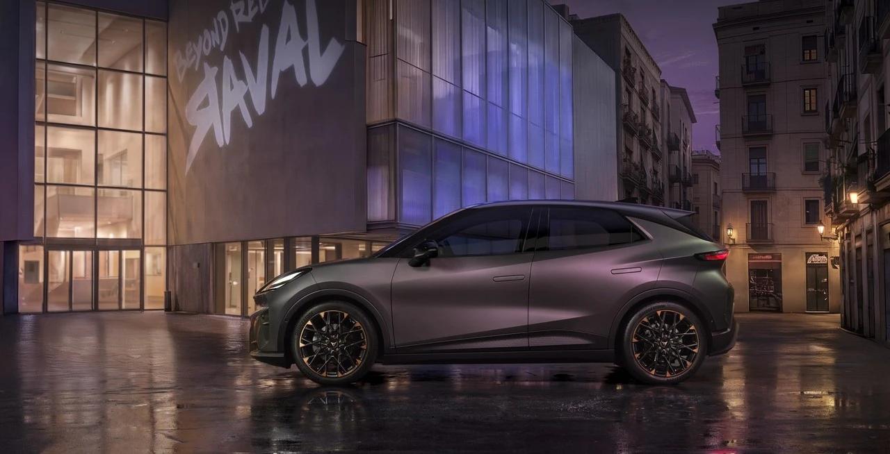 Nowa elektryczna CUPRA Raval w centrum miasta