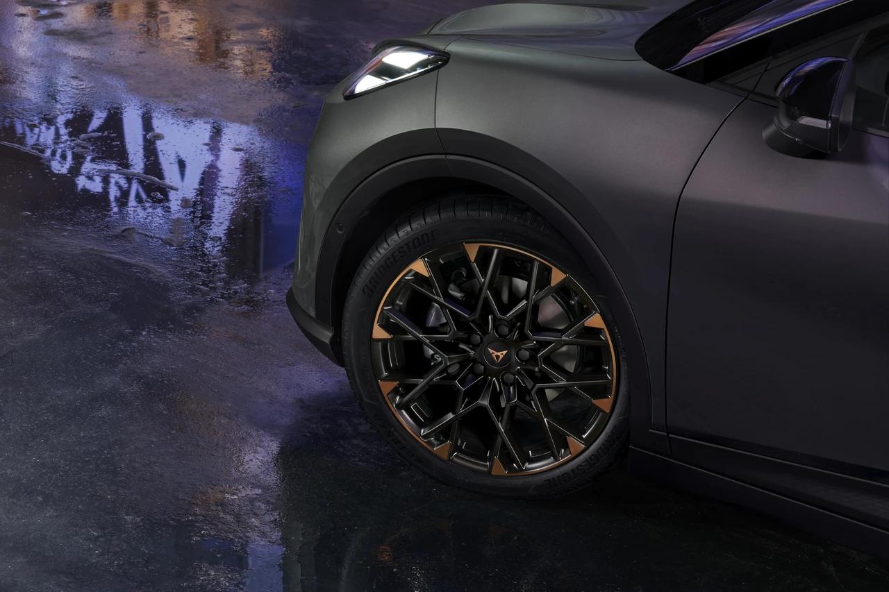 Zbliżenie na koło i felgę z miedzianymi elementami oraz logo CUPRY