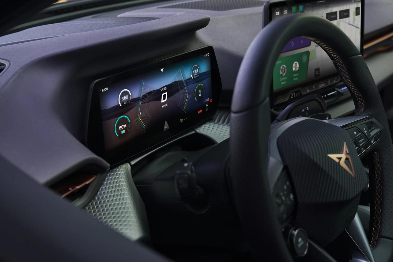 Zbliżenie na Digital Cockpit oraz kierownicy