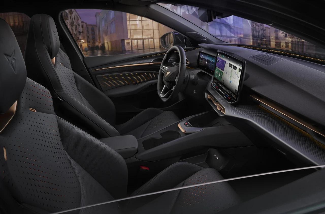 Wnętrz CUPRY Raval ze zbliżeniem na siedzenie kierowcy, pasażera oraz maskę rozdzielczą