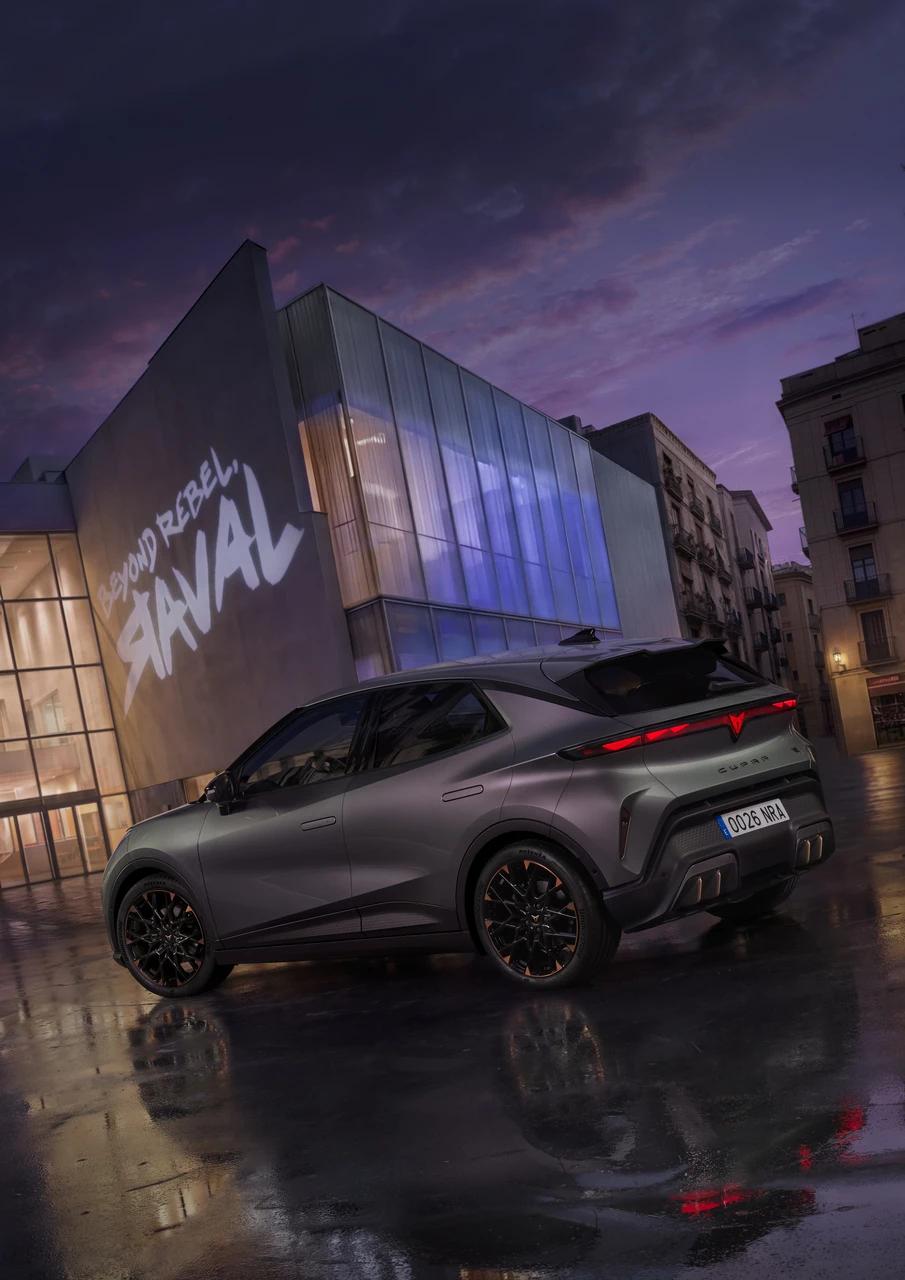 Tylny zderzak CUPRY Raval z włączonym pasem świetlnym