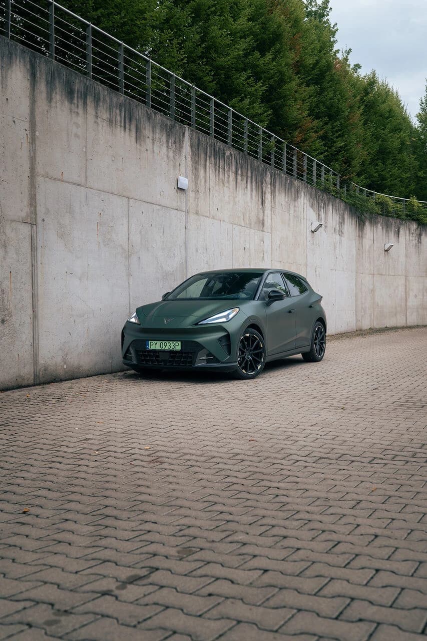 CUPRA Raval w minimalistycznej przestrzeni