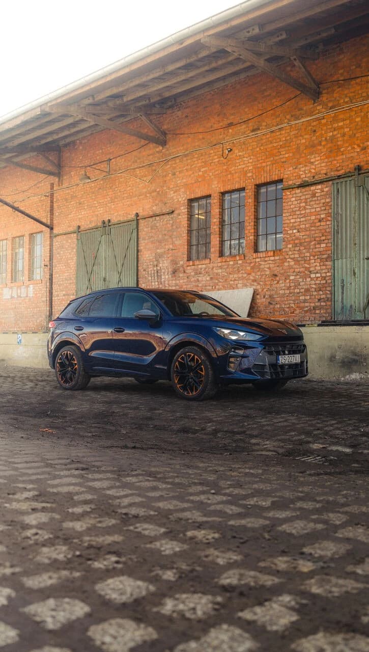 CUPRA Terramar na industrialnym tle