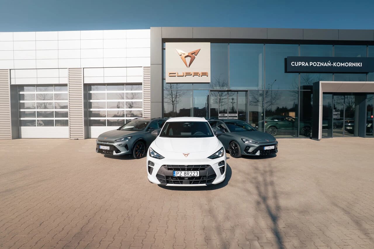 Modele CUPRY przed wejściem głównym do CUPRA Studio Poznań-Komorniki