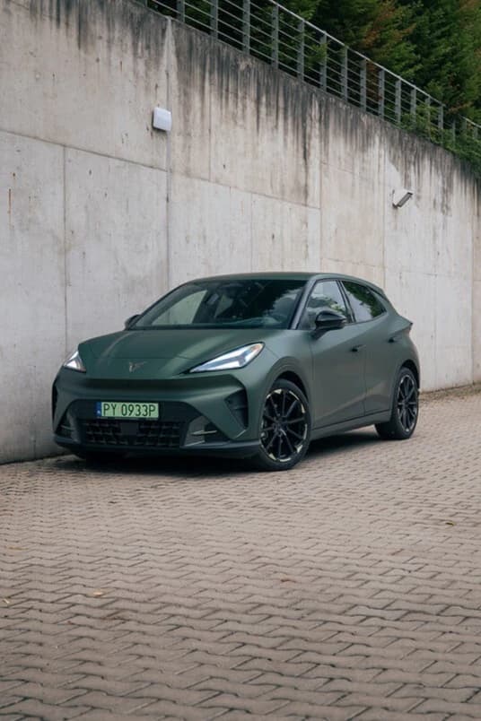 Elektryczna CUPRA Raval w modernistycznym otoczeniu